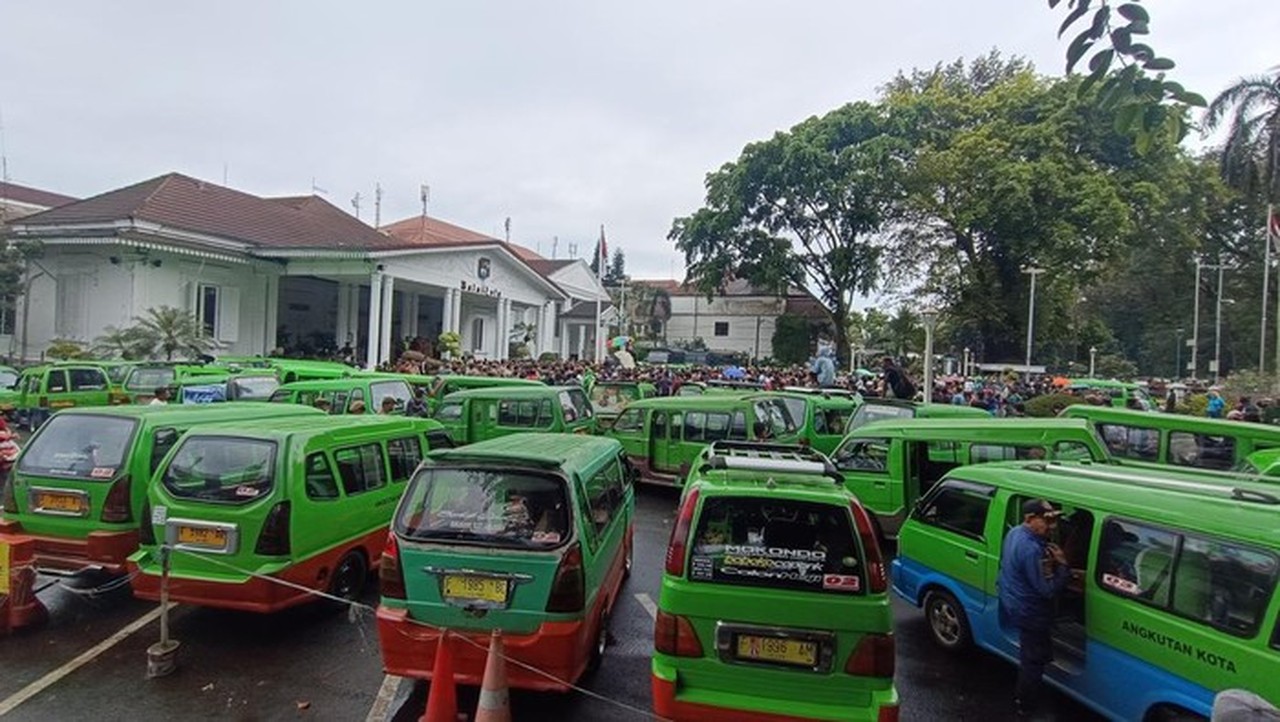 Sopir Angkot Bogor Tolak Penghapusan Kendaraan Tua, Minta Solusi Pekerjaan Layak