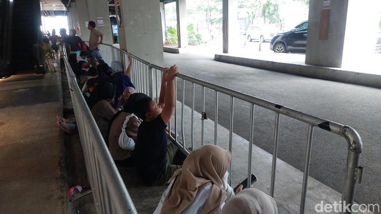 Warga Rela Antre Sejak Pagi Demi Tiket Planetarium Jakarta Sesi Terakhir