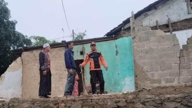 Angin Kencang Terjang Rumpin Bogor, Rumah Warga Ambruk dan 5 Jiwa Terpaksa Mengungsi Angin Kencang Terjang Rumpin Bogor, Rumah Warga Ambruk dan 5 Jiwa Terpaksa Mengungsi