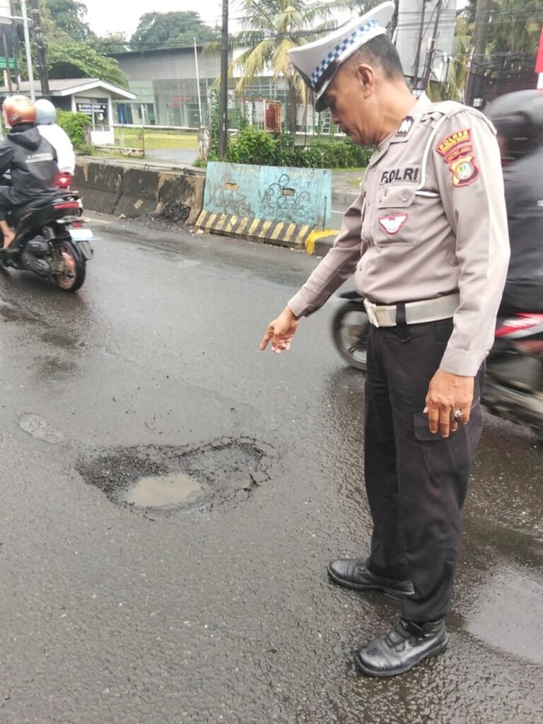 Polisi Ciputat Cek Jalan Berlubang Penyebab Kecelakaan Pengendara Motor Polisi Ciputat Cek Jalan Berlubang Penyebab Kecelakaan Pengendara Motor