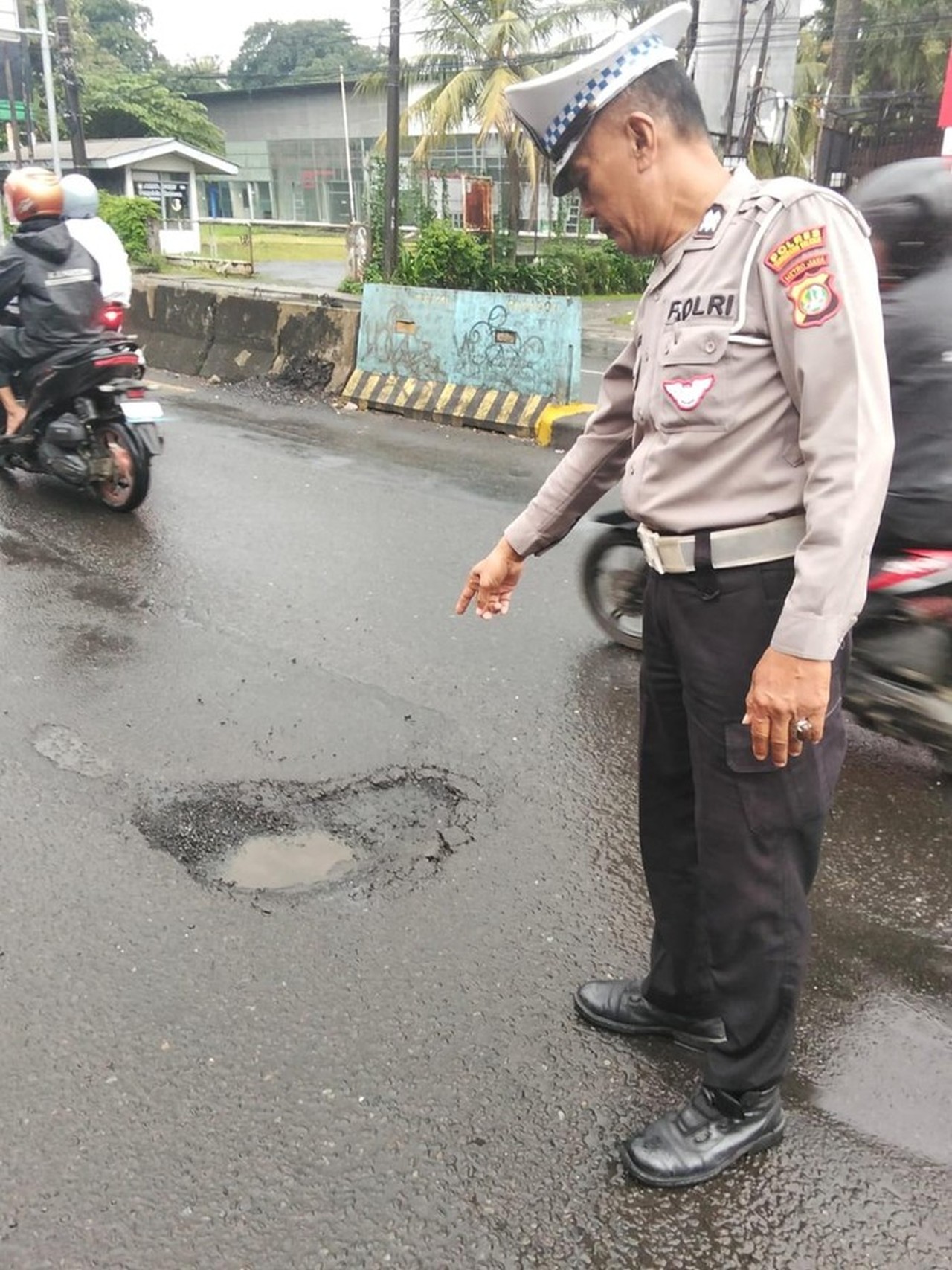 Polisi Ciputat Cek Jalan Berlubang Penyebab Kecelakaan Pengendara Motor