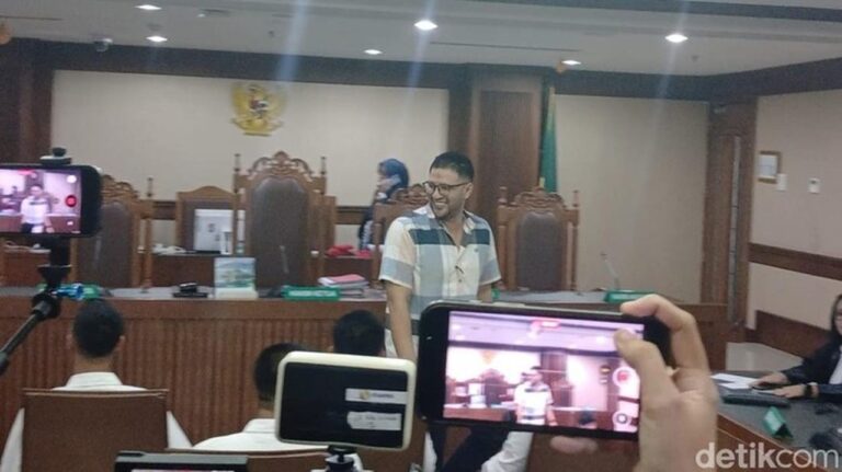 Ammar Zoni Hadirkan Dua Saksi Meringankan, Mohon Doa Terbaik di Sidang Narkoba Ammar Zoni Hadirkan Dua Saksi Meringankan, Mohon Doa Terbaik di Sidang Narkoba