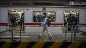 Tiang Listrik KRL Green Line Miring Akibat Longsor, Perjalanan Terganggu 3 Jam