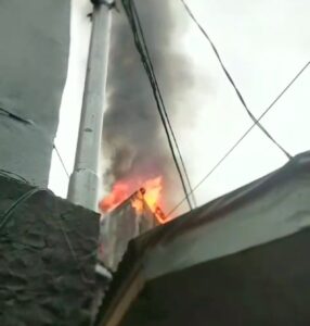 Rumah di Kwitang Jakarta Pusat Terbakar Hebat, 60 Petugas Damkar Berjibaku Padamkan Api