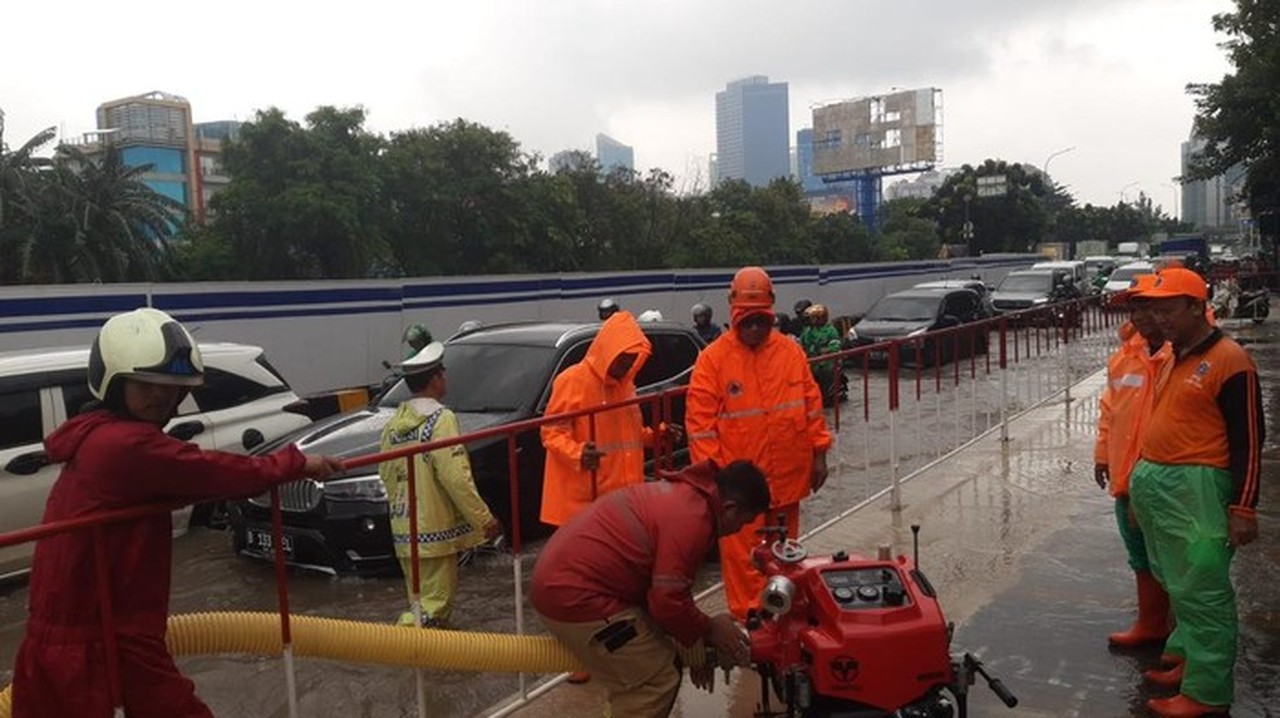 Jalan Satria Raya Grogol Terendam Banjir, Ketinggian Air Mencapai 30 Cm Akibat Hujan Deras