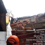 Atap Rumah di Matraman Jaktim Roboh Akibat Hujan Deras, Satu Warga Terluka