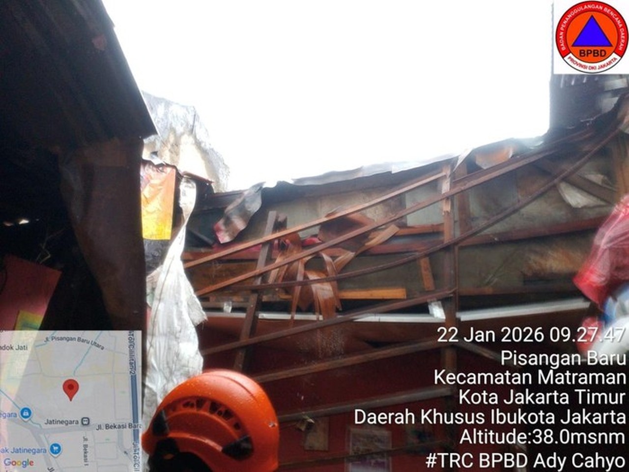 Atap Rumah di Matraman Jaktim Roboh Akibat Hujan Deras, Satu Warga Terluka