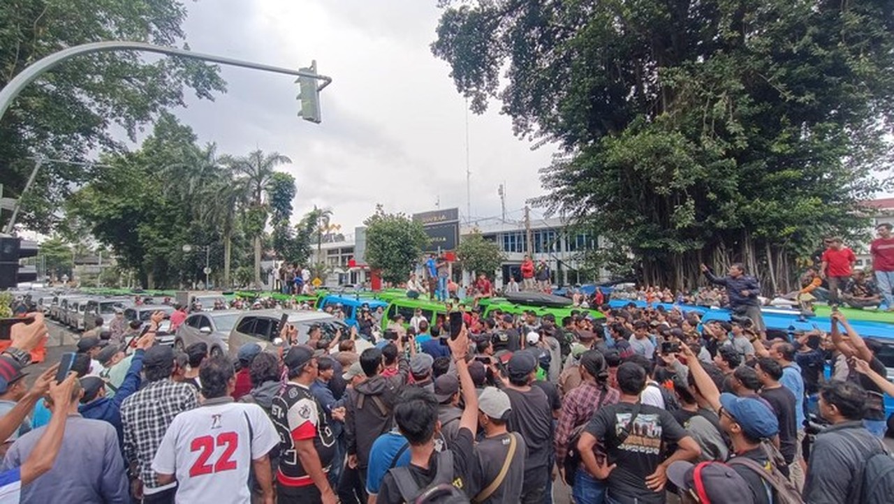 Sopir Angkot Demo di Balai Kota Bogor, Jalan Lingkar Kebun Raya Macet Total