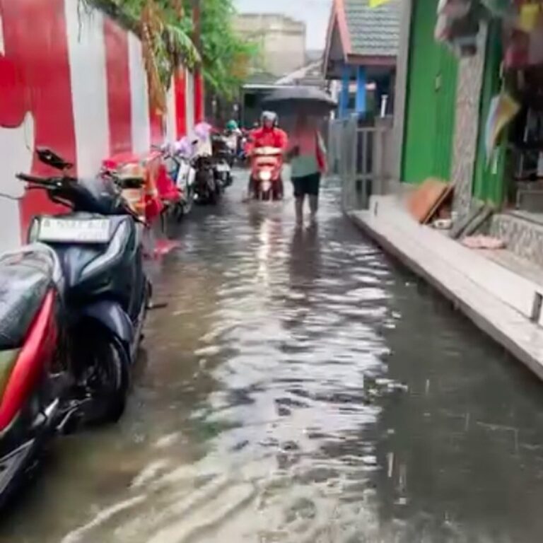 Banjir Duri Kepa Akibat Hujan Deras, Warga Desak Revitalisasi Drainase Banjir Duri Kepa Akibat Hujan Deras, Warga Desak Revitalisasi Drainase