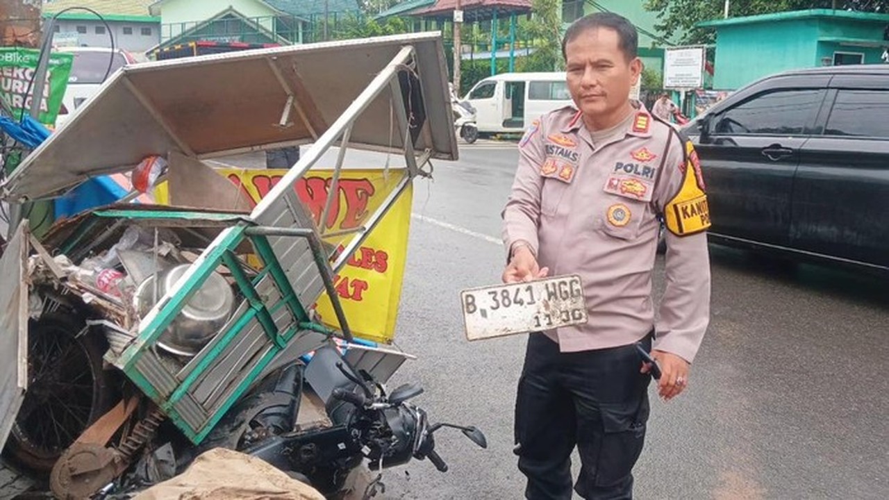 Mobil Mitsubishi Expander Tabrak Motor dan Gerobak Donat di Ciputat, Satu Orang Luka Mobil Mitsubishi Expander Tabrak Motor dan Gerobak Donat di Ciputat, Satu Orang Luka