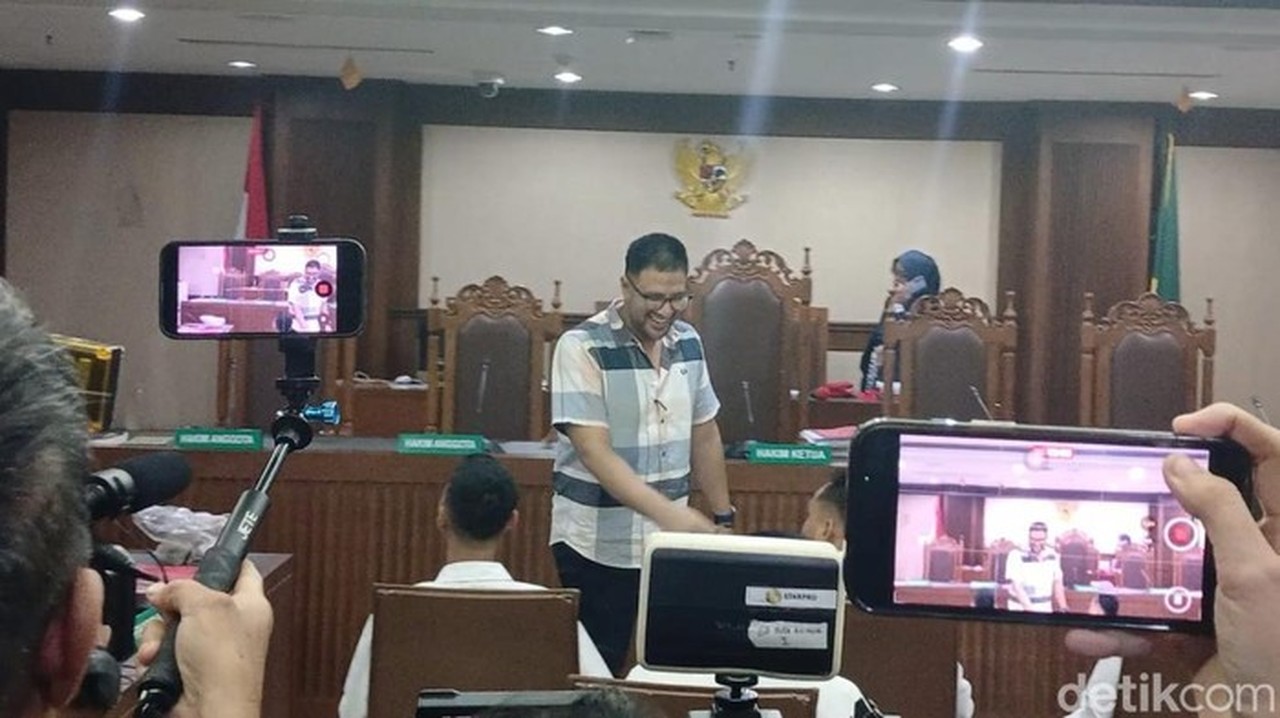 Ammar Zoni Keukeuh Minta Rekaman CCTV Sidang, Sebut Ada Intimidasi di Lapas Salemba Ammar Zoni Keukeuh Minta Rekaman CCTV Sidang, Sebut Ada Intimidasi di Lapas Salemba