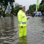 Banjir 70 Cm di Jl DI Pandjaitan Jaktim, Polisi Sempat Berlakukan Contraflow untuk Motor