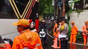 Banjir 40 Cm di Kemang Utara IX, Arus Lalu Lintas Dialihkan ke Duren Tiga