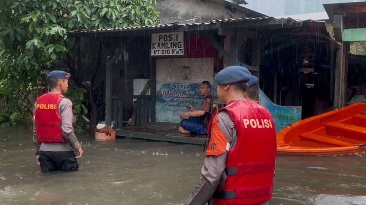 Banjir Jakarta Meluas, Polda Metro Jaya Kerahkan Brimob, Polair, dan Lantas Amankan Warga