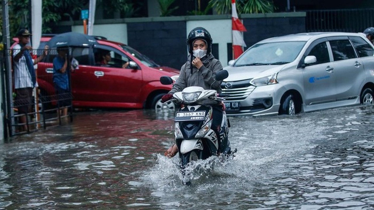 Banjir Meluas di Jakarta: 45 RT dan 22 Ruas Jalan Terendam Akibat Hujan Tinggi
