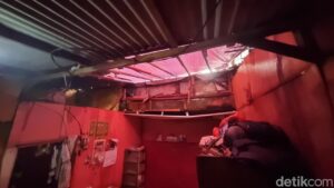 Rumah Nurmayanti di Matraman Ambruk Diterjang Hujan, Anak Terjebak Puing