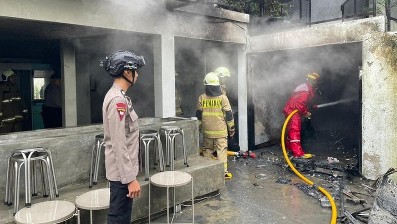 Brimob Polda Metro Jaya Turun Tangan Amankan Lokasi Kebakaran Kafe di Cempaka Putih Brimob Polda Metro Jaya Turun Tangan Amankan Lokasi Kebakaran Kafe di Cempaka Putih