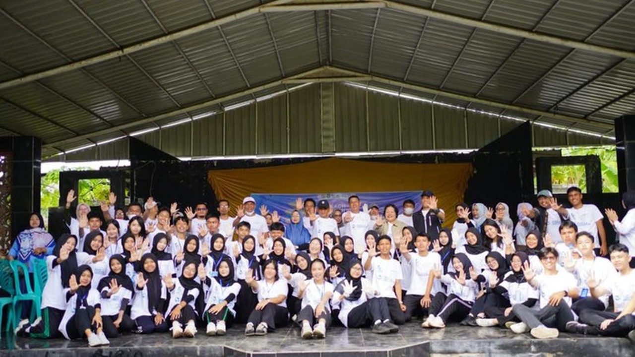 MPR RI dan Forum Anak Samawa Bersinergi Gelar Aksi Bersih Pantai Sambut HUT Sumbawa