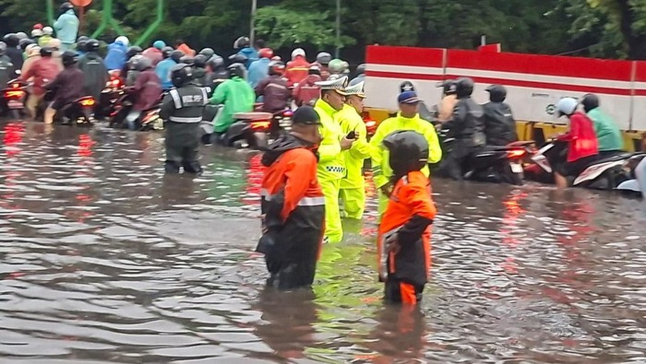 Banjir Landa Jakarta, Polantas Berjibaku Atur Lalu Lintas di Titik Genangan