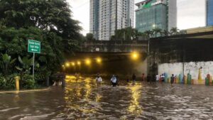 Banjir Akses Stasiun Halim, KCIC Imbau Penumpang Gunakan Tol dan LRT