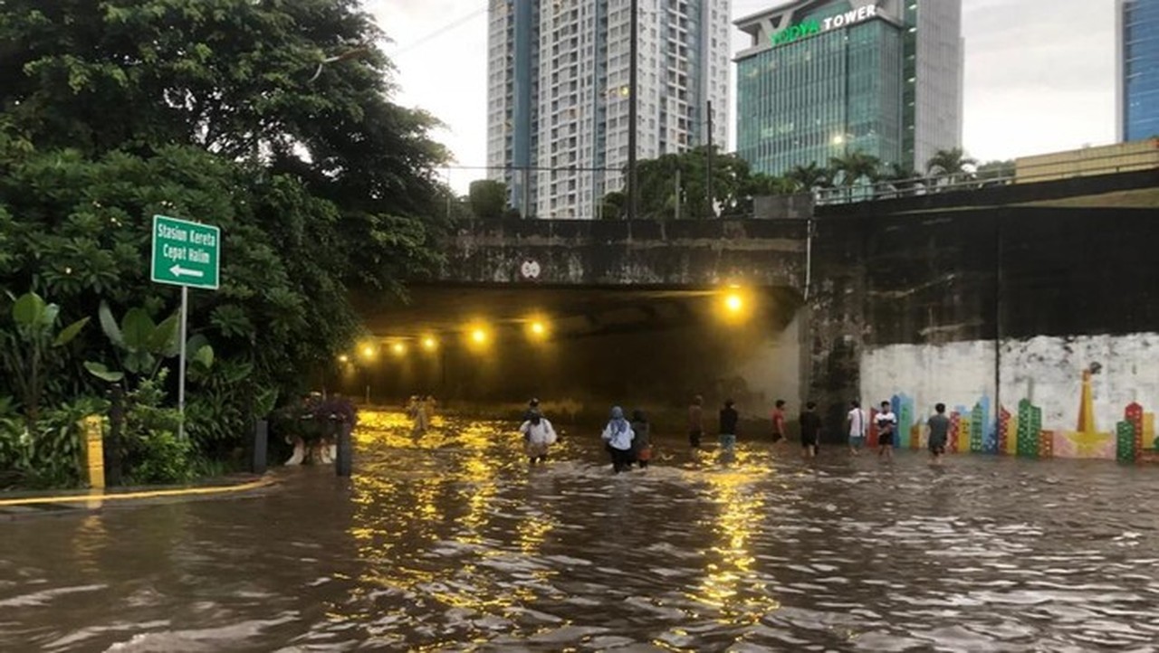Banjir Akses Stasiun Halim, KCIC Imbau Penumpang Gunakan Tol dan LRT