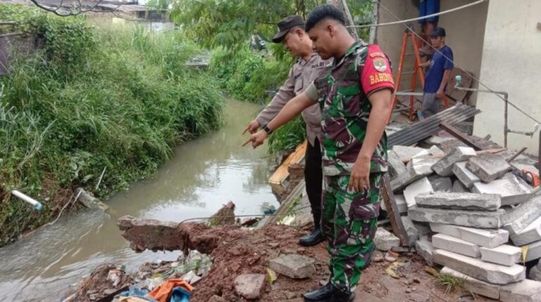 Longsor Ciputat Akibat Hujan Deras, Tembok Dapur Rumah Warga Ambrol