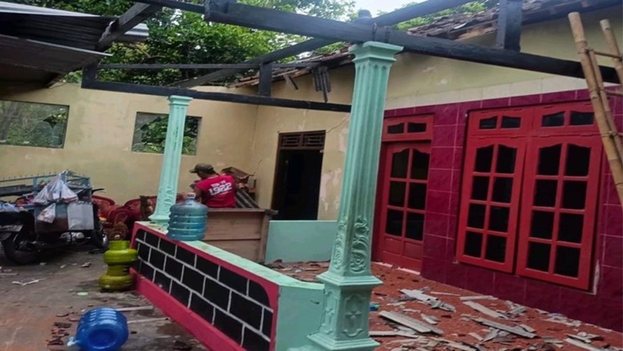 Kemensos Salurkan Bantuan Logistik untuk Korban Puting Beliung di Karanganyar, Jateng Kemensos Salurkan Bantuan Logistik untuk Korban Puting Beliung di Karanganyar, Jateng