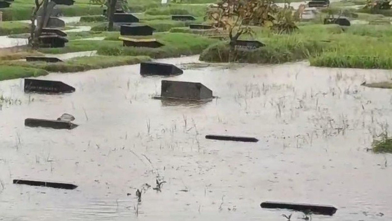 Banjir 40 Cm Rendam TPU Pondok Kelapa Jakarta Timur, Makam Tergenang