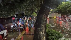 Jalan Daan Mogot Jakarta Barat Masih Tergenang Banjir, Pemotor Terpaksa Lewati Trotoar