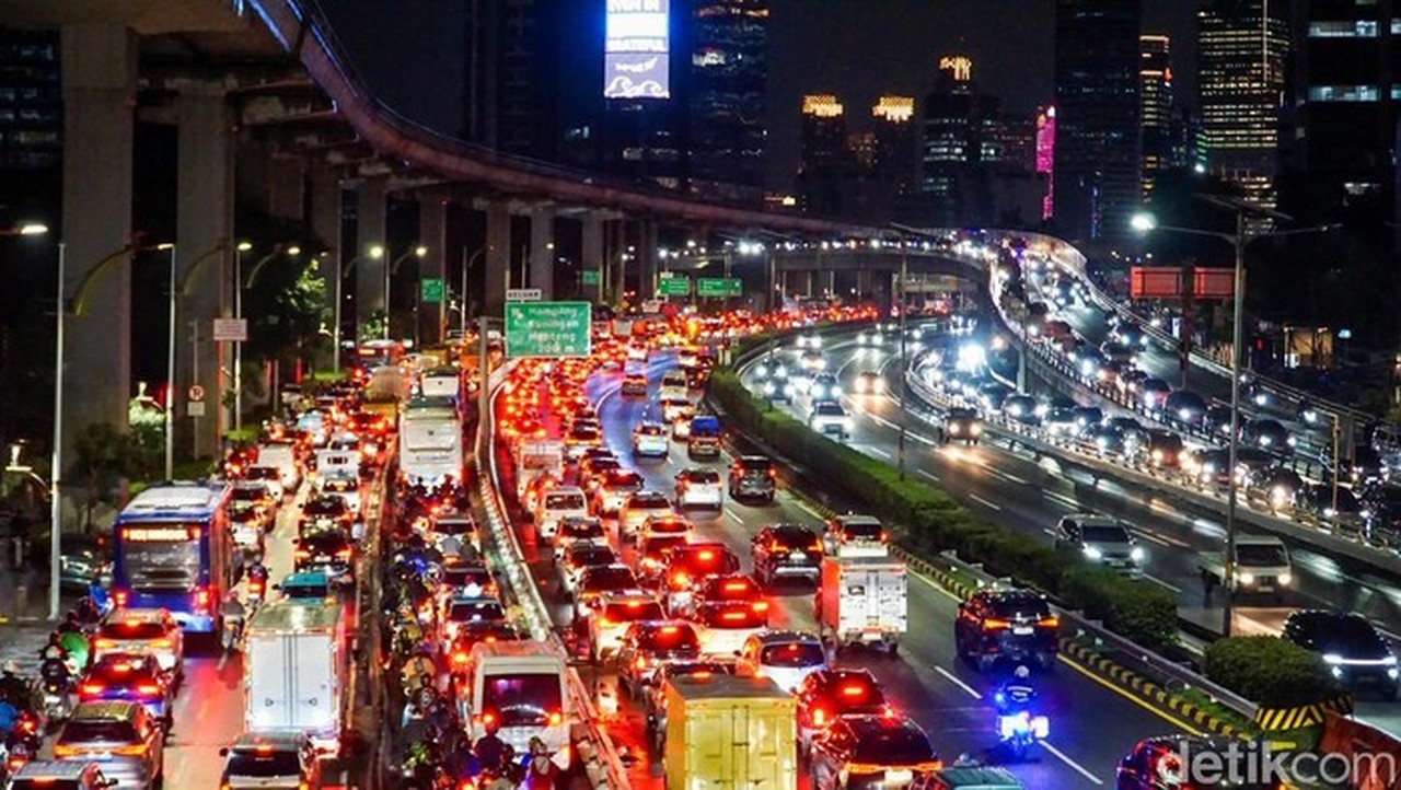 Banjir Jakarta Sore Ini: Tiga Ruas Jalan Utama Macet Parah Akibat Genangan