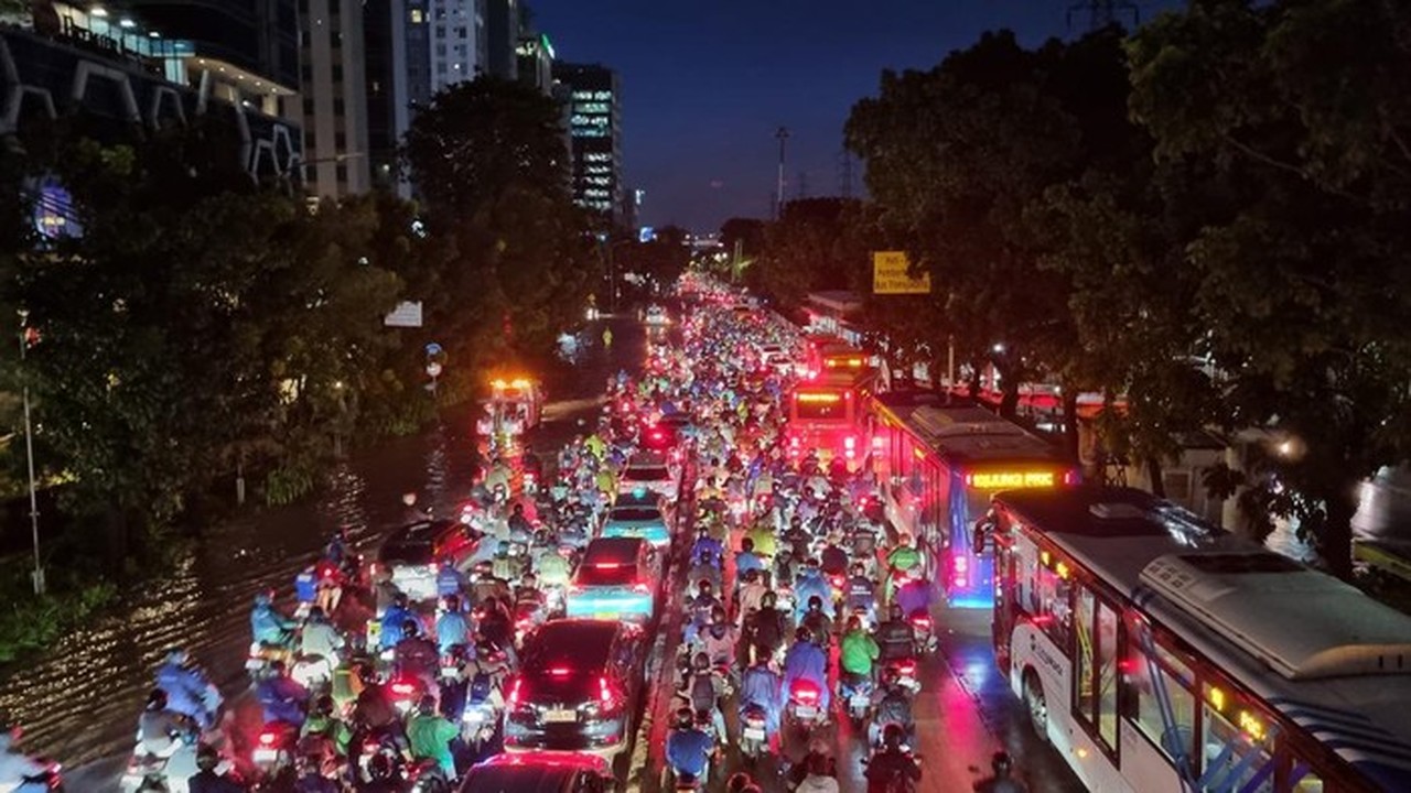 Jalan DI Pandjaitan Terendam Banjir, Lalin Arah Sunter Macet Parah Malam Ini Jalan DI Pandjaitan Terendam Banjir, Lalin Arah Sunter Macet Parah Malam Ini