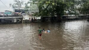 Banjir 30-50 Cm Genangi Daan Mogot, Anak-anak Jadikan Jalanan Arena Bermain Air