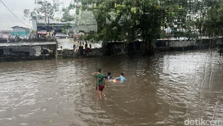 Banjir 30-50 Cm Genangi Daan Mogot, Anak-anak Jadikan Jalanan Arena Bermain Air Banjir 30-50 Cm Genangi Daan Mogot, Anak-anak Jadikan Jalanan Arena Bermain Air