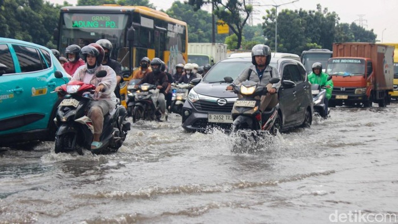 Jakarta Terendam Banjir Akibat Hujan Ekstrem, Pemprov DKI Tingkatkan Modifikasi Cuaca Jakarta Terendam Banjir Akibat Hujan Ekstrem, Pemprov DKI Tingkatkan Modifikasi Cuaca