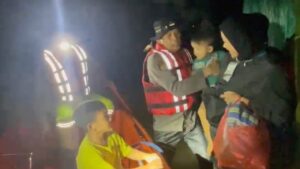 Polda Metro Jaya Kerahkan Ribuan Personel Evakuasi Warga Terdampak Banjir Jakarta-Bekasi