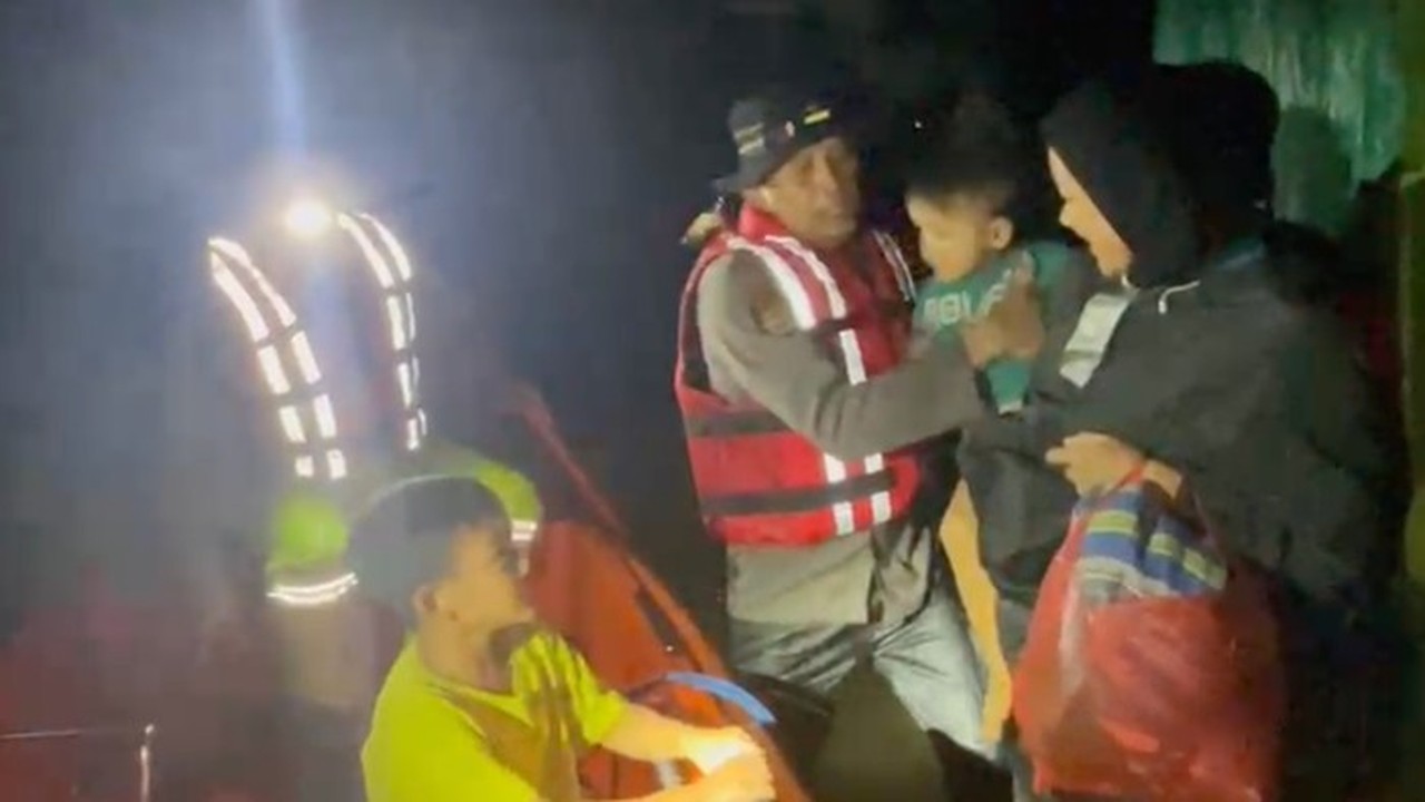 Polda Metro Jaya Kerahkan Ribuan Personel Evakuasi Warga Terdampak Banjir Jakarta-Bekasi Polda Metro Jaya Kerahkan Ribuan Personel Evakuasi Warga Terdampak Banjir Jakarta-Bekasi