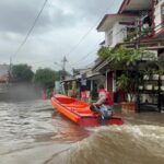 Banjir Pela Mampang Jakarta Selatan: Air Capai 1 Meter, Polisi Evakuasi Warga Terdampak Luapan Ciliwung