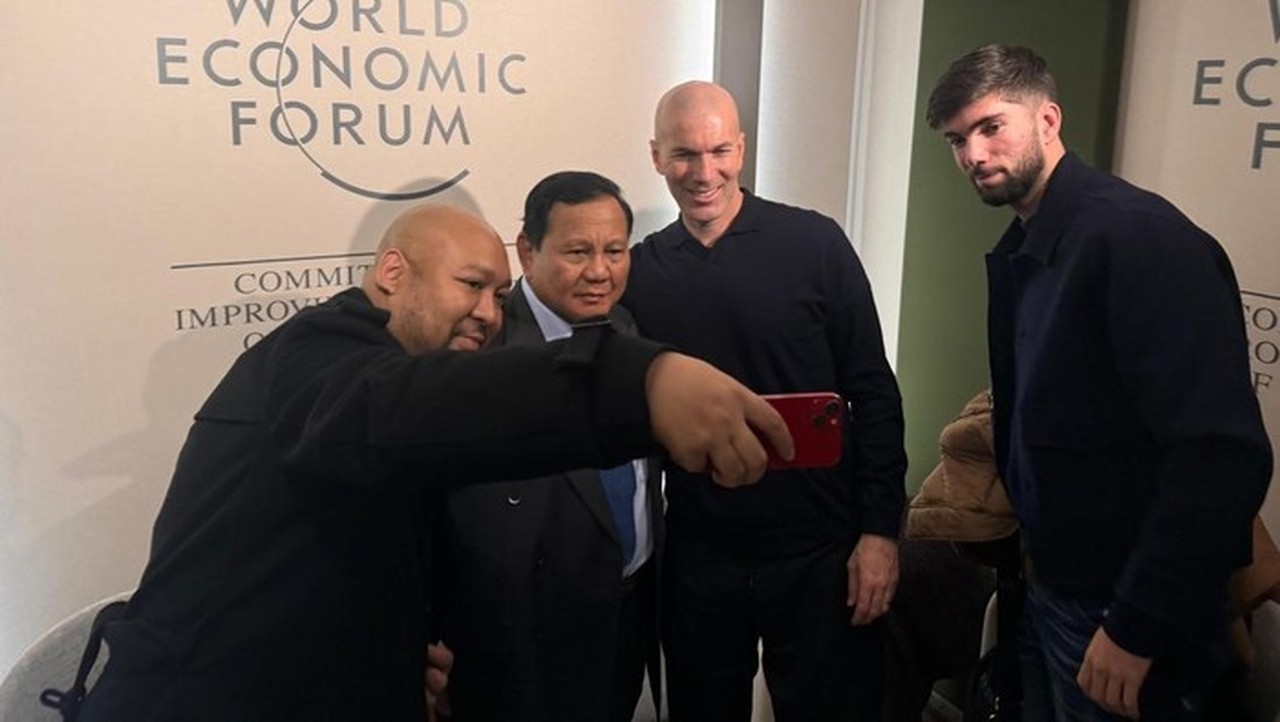 Prabowo Bertemu Legenda Sepak Bola Zidane di Davos, Bahas Program Makan Bergizi Gratis