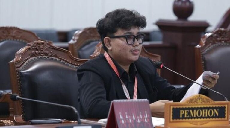 Mahasiswa Gugat UU LLAJ ke MK, Larang Merokok Saat Berkendara Dianggap Belum Tegas Mahasiswa Gugat UU LLAJ ke MK, Larang Merokok Saat Berkendara Dianggap Belum Tegas