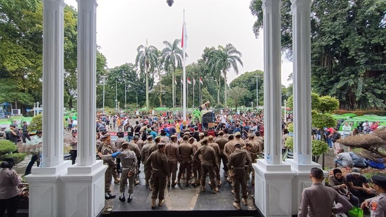 Demo Sopir Angkot Bogor Tolak Razia Kendaraan Tua, Lalu Lintas Sempat Macet Demo Sopir Angkot Bogor Tolak Razia Kendaraan Tua, Lalu Lintas Sempat Macet
