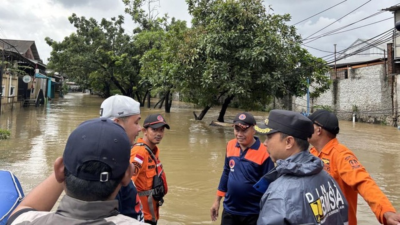 Banjir Kranji Bekasi Meluas, 80 Warga Terpaksa Mengungsi Akibat Luapan Kali Cakung