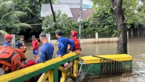 Banjir Pela Mampang Berangsur Surut, Ketinggian Air Kini 55 Cm