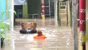 Banjir Kiriman Bogor Rendam Kebon Pala Jaktim, Air Capai 130 Cm