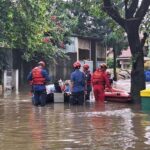 Banjir 80 Cm di Mampang Jaksel, 32 KK Terdampak, Petugas Siaga Evakuasi