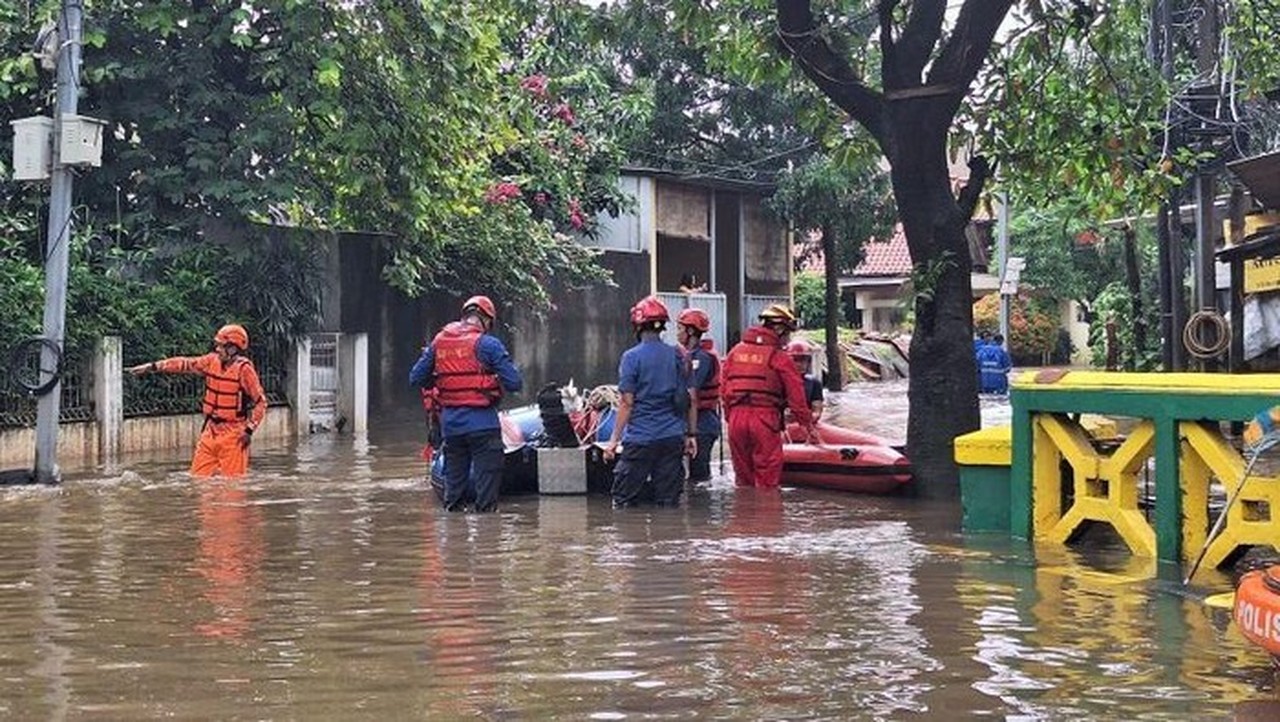 Banjir 80 Cm di Mampang Jaksel, 32 KK Terdampak, Petugas Siaga Evakuasi