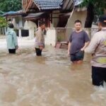 Tanggul Kali Angke Jebol, Banjir 60 Cm Terobos Ratusan Rumah di Tangerang