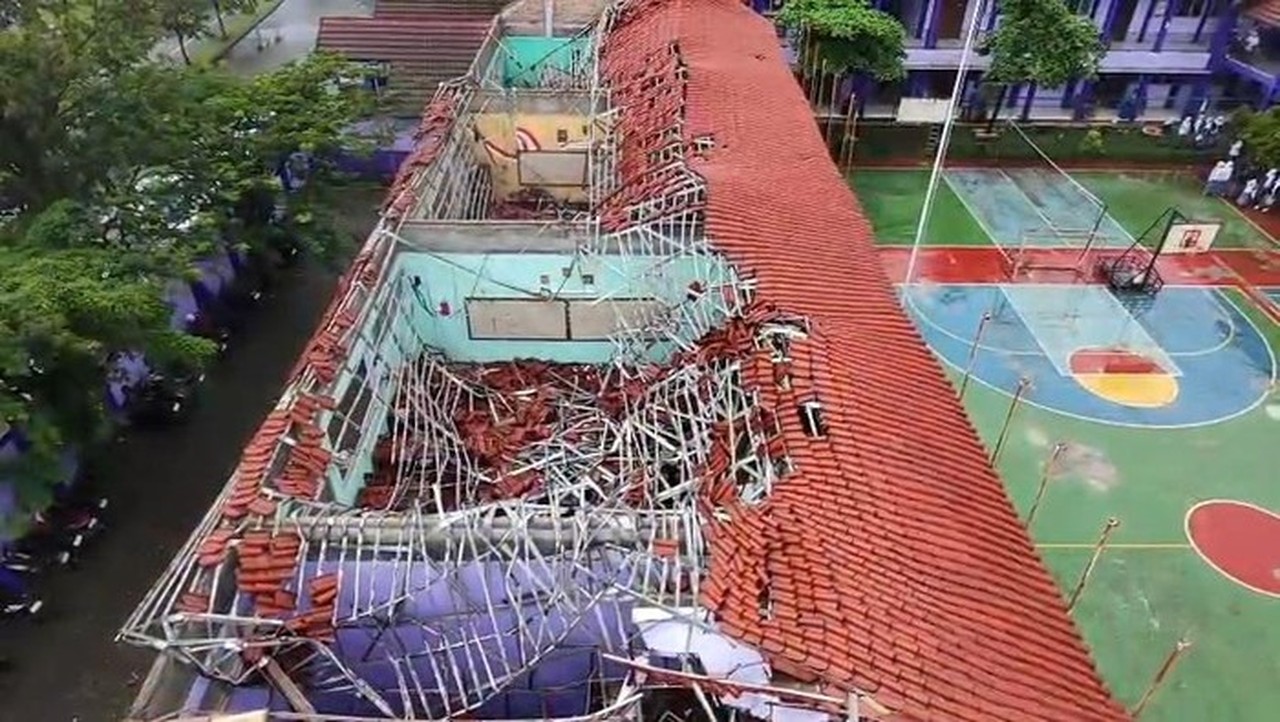 Atap SMAN 2 Gunungputri Bogor Ambruk Akibat Hujan Deras, Tiga Ruang Kelas Rusak Parah