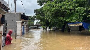 Banjir Bekasi Meluas Akibat Kali Cakung Meluap, Warga Kranji Terpaksa Dievakuasi