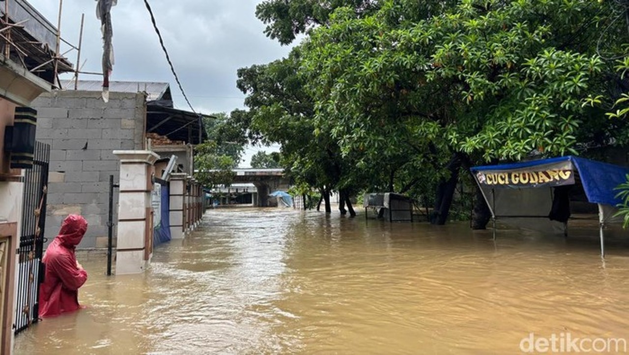 Banjir Bekasi Meluas Akibat Kali Cakung Meluap, Warga Kranji Terpaksa Dievakuasi