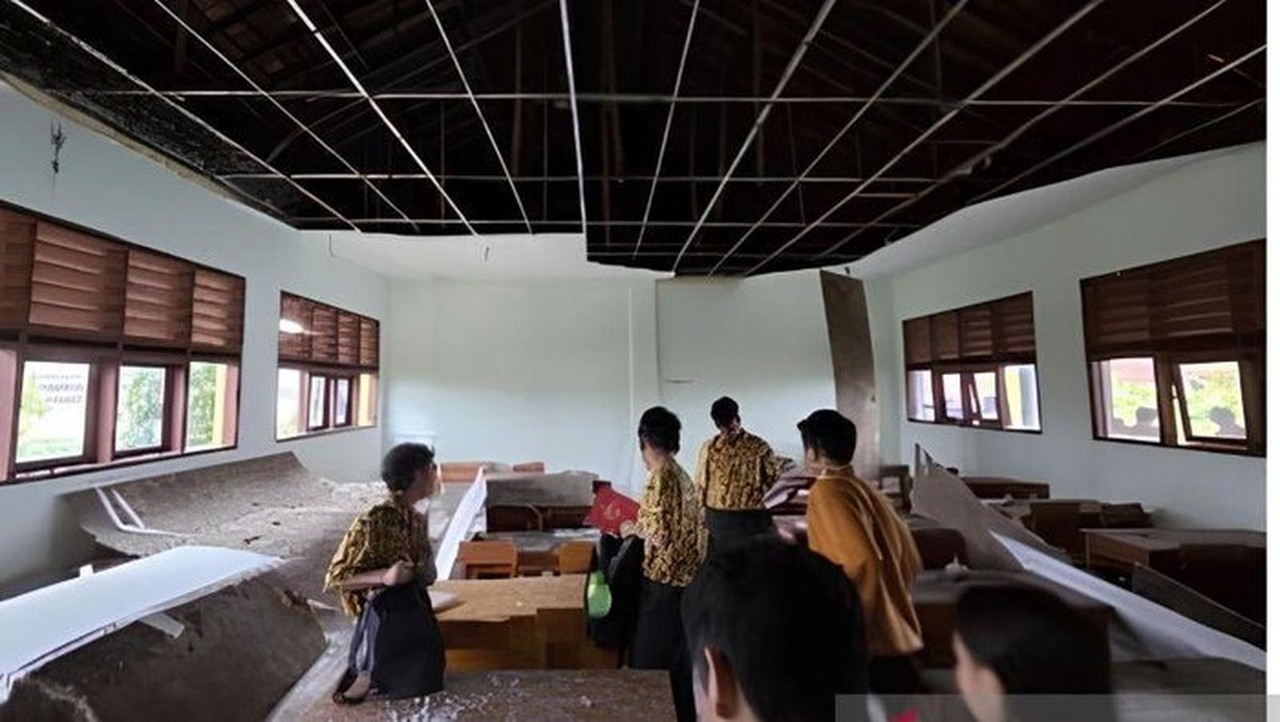 Plafon SMAN 5 Tangerang Ambruk Saat Hujan Deras, 12 Siswa Terluka Ringan